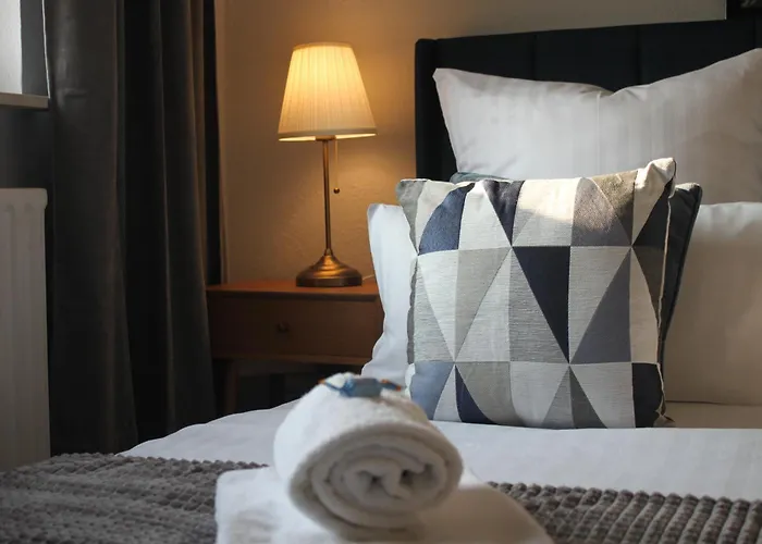 R B Apartment Hamburg Duo - perfekt für Monteure - Küchenzeile - Smart TV - Bad mit Toilette und Dusche auf dem Flur gegenüber des Zimmers zur Alleinnutzung